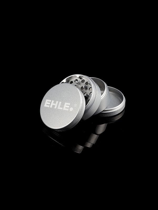 Ehle Keramik beschichteter Grinder 63mm grau vierteilig inkl. Bürste und Pollenschaber inkl. Geschenkbox und Säckchen